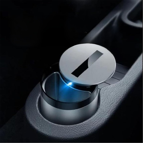 Portabler Aschenbecher für das Auto — Kompakt und Praktisch